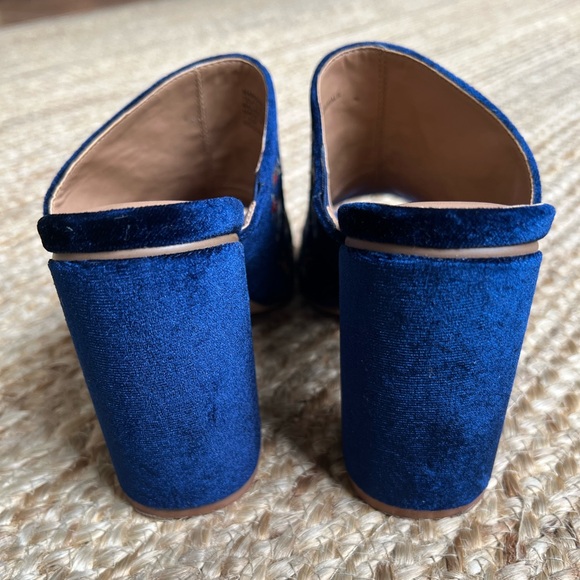 SOLD! Nanette Lepore Blue Velvet Embroidered Mules Size 7.5 - Picture 7 of 9